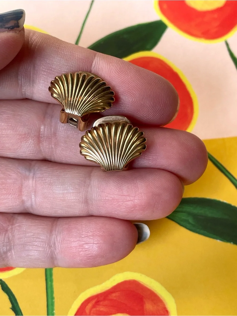 Vintage goldtone scallop shell clip-on earrings beach vacation seaside